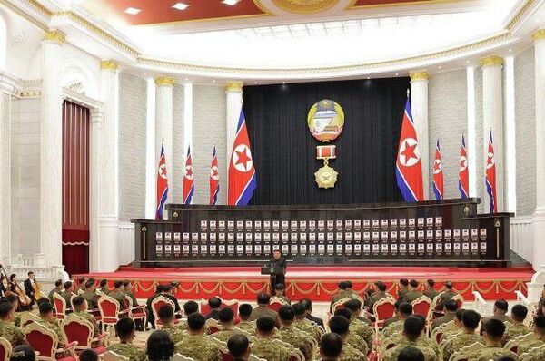 Мероприятие открылось исполнением гимна КНДР и минутой молчания в память о павших в ходе боевых действий - Sputnik Кыргызстан