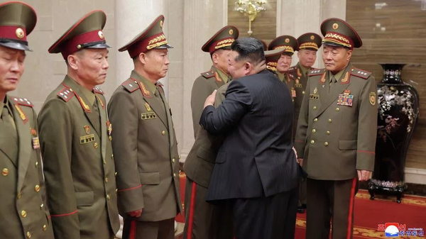 Вручение госнаград бойцам Корейской народной армии освобождавших Курскую область - Sputnik Кыргызстан