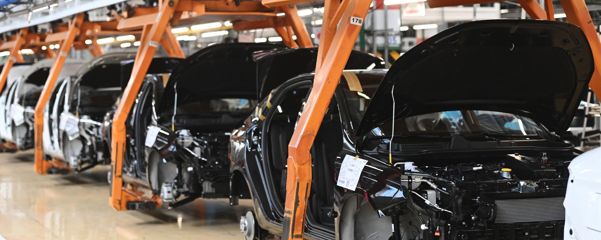 Конвейер линии сборки автомобилей на АвтоВАЗе. Архивное фото - Sputnik Кыргызстан, 1920, 22.08.2025