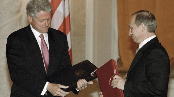 Президент РФ Владимир Путин и президент США Билл Клинтон. Архивное фото - Sputnik Кыргызстан