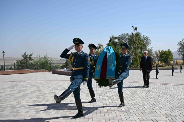 Аны министрлер кабинетинин төрагасы Адылбек Касымалиев коштоп жүргөн - Sputnik Кыргызстан