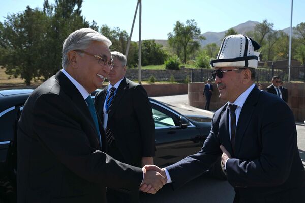 Казакстандын президенти Касым-Жомарт Токаев &quot;Ата-Бейит&quot; тарыхый-мемориалдык комплексине барды - Sputnik Кыргызстан