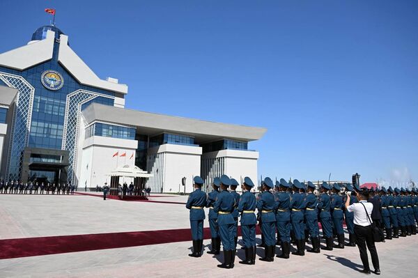 По завершении официальной церемонии Жапаров и Токаев прошли в &quot;Ынтымак Ордо&quot; для переговоров в узком формате - Sputnik Кыргызстан