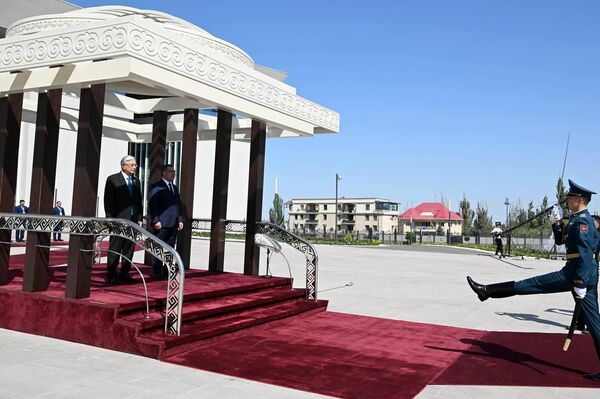 Перед &quot;Ынтымак ордо&quot; были вывешены государственные флаги двух стран, выстроен почетный караул и расстелены ковровые дорожки - Sputnik Кыргызстан