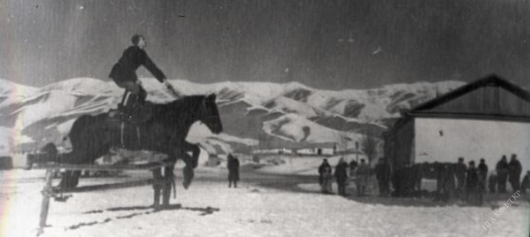 Атчандар клубунун аскери тактикалык машыгууда. Ысык-Көл облусу, 1942-жыл. - Sputnik Кыргызстан