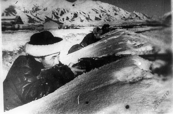 Жоокерлер буктурмадан мылтык атууга машыгып жатышат. Ысык-Көл облусу, 1942-жыл. - Sputnik Кыргызстан