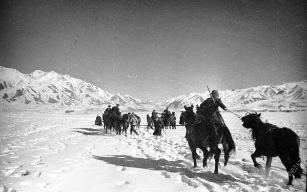 Атчандар клубунун аскерлери жортуул учурунда бири-бирине көмөк көрсөтүүдө. Ысык-Көл облусу, 1942-жыл. - Sputnik Кыргызстан