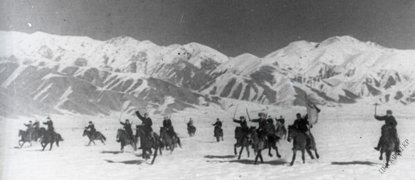 Атчандар клубунун жоокерлери чабуул жасаганды үйрөнүп жатышат. Ысык-Көл облусу, 1942-жыл. - Sputnik Кыргызстан