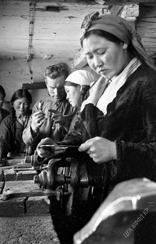 Комсомол Койчуманова механизация мектебинде тетик менен иштөөнү өздөштөрүүдө. Токмок, 1943-жыл. - Sputnik Кыргызстан