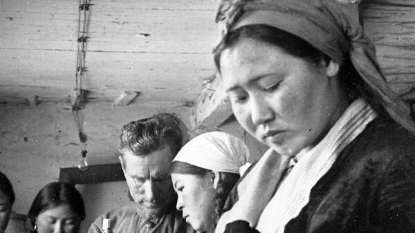 Комсомол Койчуманова механизация мектебинде тетик менен иштөөнү өздөштөрүүдө. Токмок, 1943-жыл - Sputnik Кыргызстан