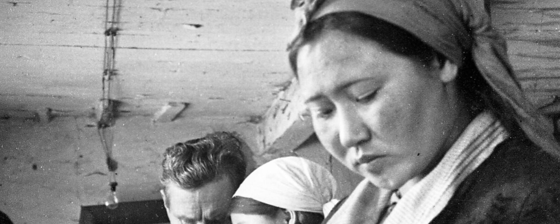 Комсомол Койчуманова механизация мектебинде тетик менен иштөөнү өздөштөрүүдө. Токмок, 1943-жыл - Sputnik Кыргызстан, 1920, 24.08.2025