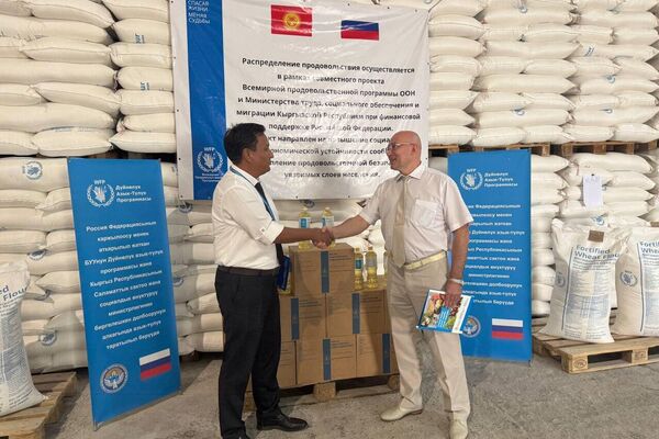 В Ош прибыла первая в этом году партия продовольственной помощи России по линии ВПП ООН - Sputnik Кыргызстан
