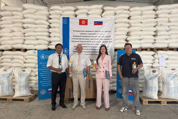 В церемонии передачи приняли участие сотрудники Генконсульства России в Оше и ВПП ООН - Sputnik Кыргызстан