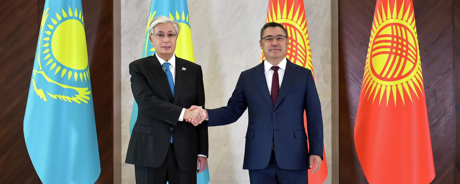 Президент Кыргызстана Садыр Жапаров с президентом РК Касымом-Жомартом Токаевым - Sputnik Кыргызстан, 1920, 22.08.2025