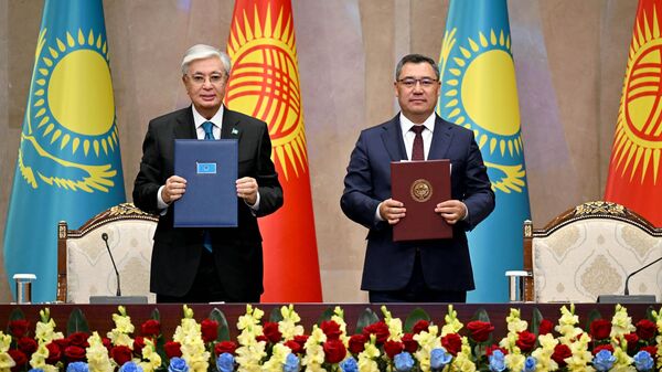 . Кыргызстан менен Казакстандын президенттери Садыр Жапаров жана Касым-Жомарт Токаев кол коюлган документтер менен - Sputnik Кыргызстан