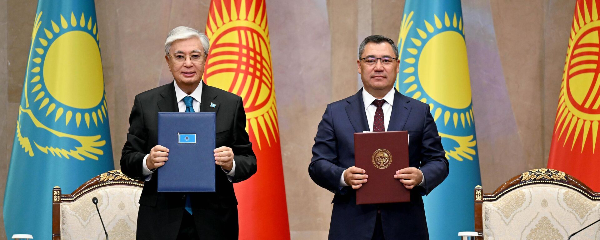 . Кыргызстан менен Казакстандын президенттери Садыр Жапаров жана Касым-Жомарт Токаев кол коюлган документтер менен - Sputnik Кыргызстан, 1920, 22.08.2025
