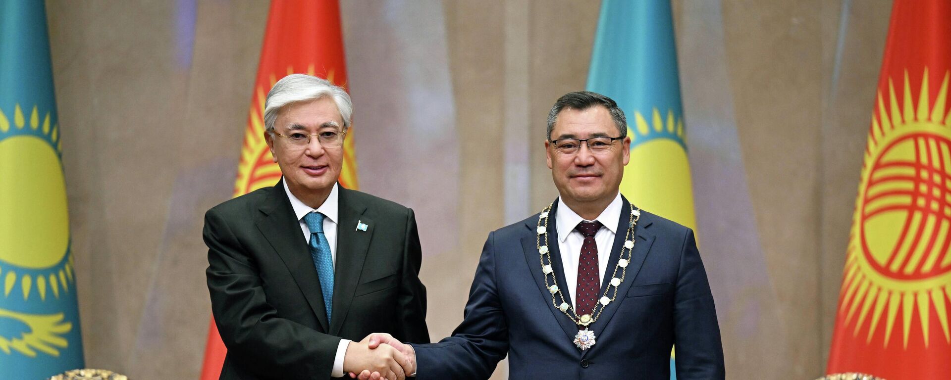 Токаев наградил Жапарова высшей наградой Казахстана — Алтын Қыран ордені - Sputnik Кыргызстан, 1920, 22.08.2025