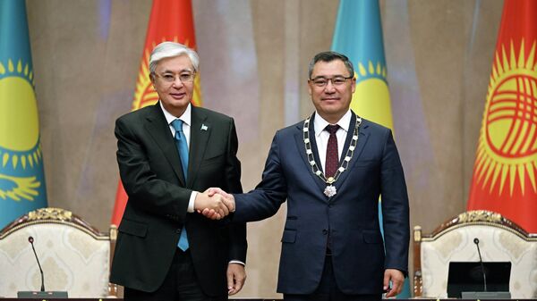 Токаев наградил Жапарова высшей наградой Казахстана — Алтын Қыран ордені - Sputnik Кыргызстан