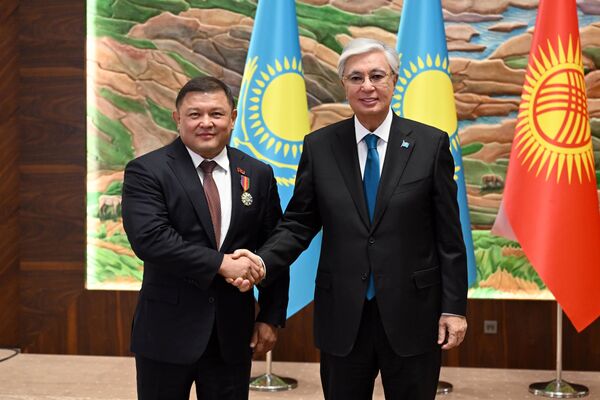 Орденом &quot;Достық&quot; ІІ степени также награждены депутат Жогорку Кенеша VII созыва КР Дастанбек Джумабеков - Sputnik Кыргызстан