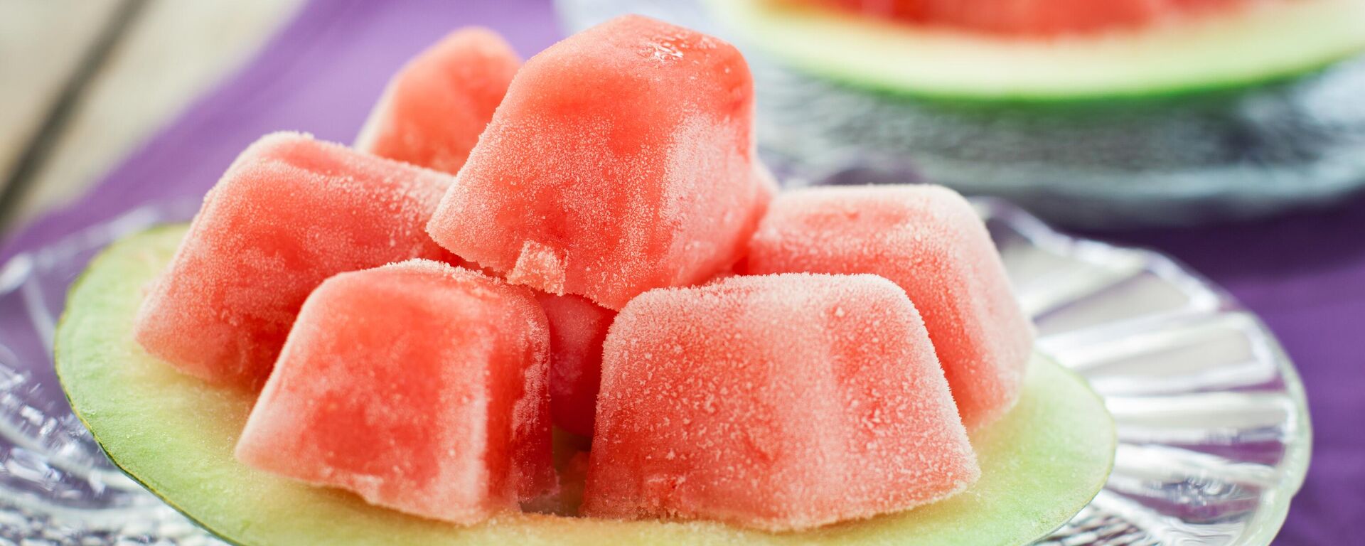 Замороженные кубики арбуза на блюдце. Иллюстративное фото - Sputnik Кыргызстан, 1920, 22.08.2025