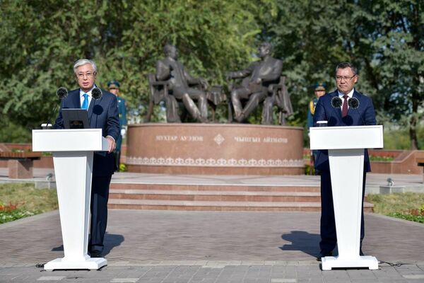 Жапаров подчеркнул, что памятник выдающимся писателям является символом многовековой дружбы, братства и единства народов двух стран - Sputnik Кыргызстан