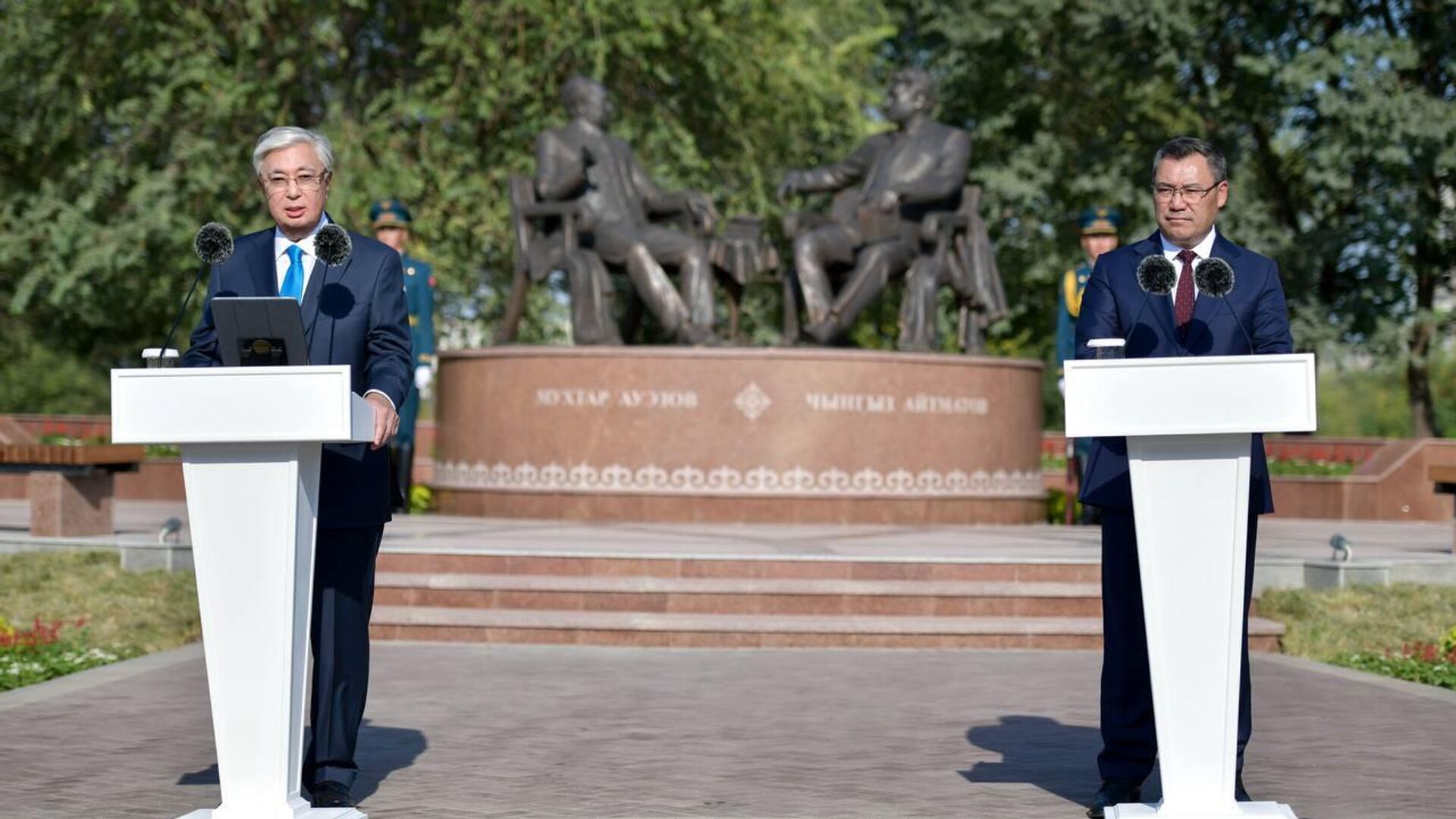 Открытие в Бишкеке памятника Золотой мост дружбы Открытие в Бишкеке памятника Золотой мост дружбы - Sputnik Кыргызстан, 1920, 22.08.2025