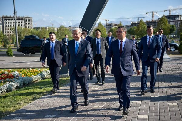 Садыр Жапаров и Касым-Жомарт Токаев открыли в Бишкеке памятник &quot;Золотой мост дружбы&quot; - Sputnik Кыргызстан