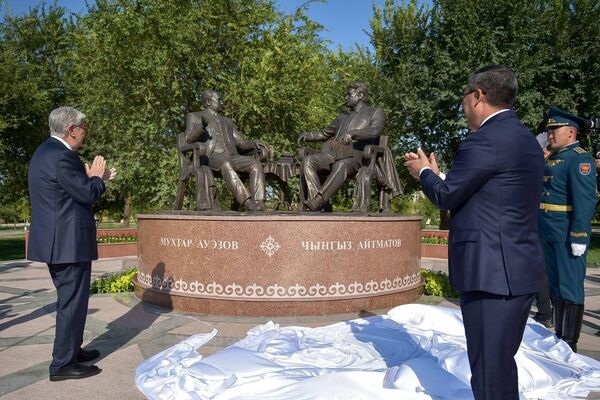 Композиция посвящена народным писателям Кыргызстана и Казахстана Чингизу Айтматову и Мухтару Ауэзову - Sputnik Кыргызстан