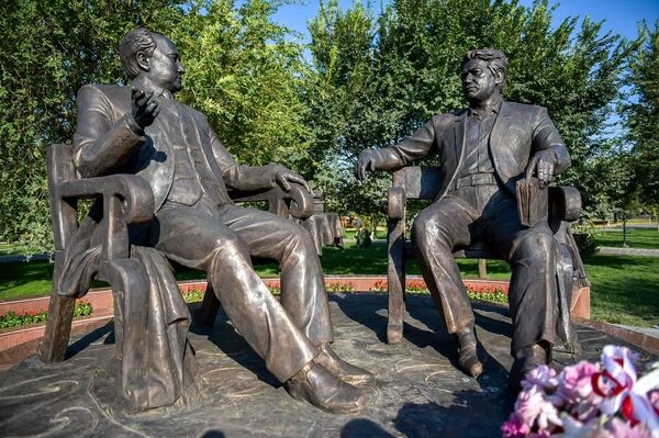 Садыр Жапаров менен Касым-Жомарт Токаев “Достуктун алтын көпүрөсү” эстелигин ачышты Садыр Жапаров менен Касым-Жомарт Токаев “Достуктун алтын көпүрөсү” эстелигин ачышты - Sputnik Кыргызстан