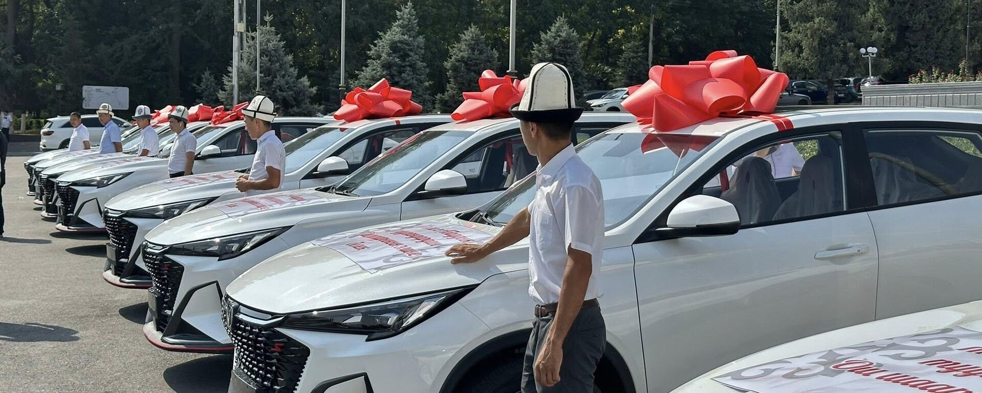 Ош шаардык мэриясына жеке ишкер 10 автоунаа белек кылды Ош шаардык мэриясына жеке ишкер 10 автоунаа белек кылды - Sputnik Кыргызстан, 1920, 23.08.2025