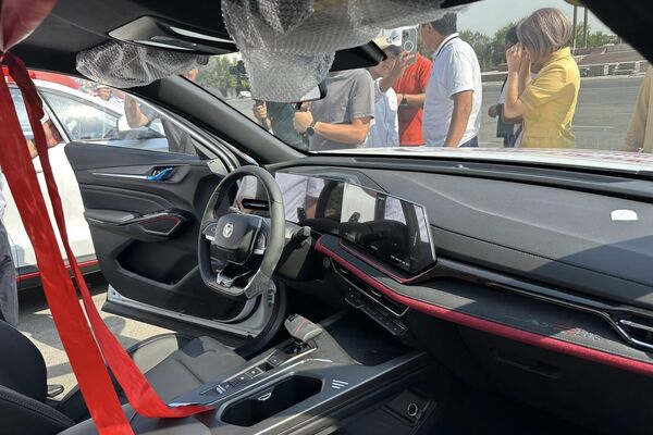 Ишкер машиналарды Ош шаарында жасалып жаткан жумуштарды көрүп, мэрди колдоо максатында алып келгенин айткан - Sputnik Кыргызстан