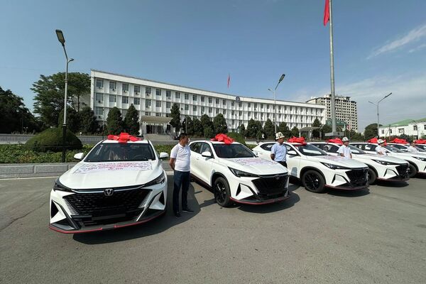 Жеке ишкер Ош шаардык мэриясына жаңы 10 автоунаа белек кылды - Sputnik Кыргызстан