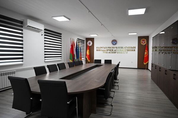 Кроме того, Жапаров осмотрел спецтехнику и современный военный городок, где есть штаб, клуб, спортивный комплекс, столовая, склады и медпункт - Sputnik Кыргызстан