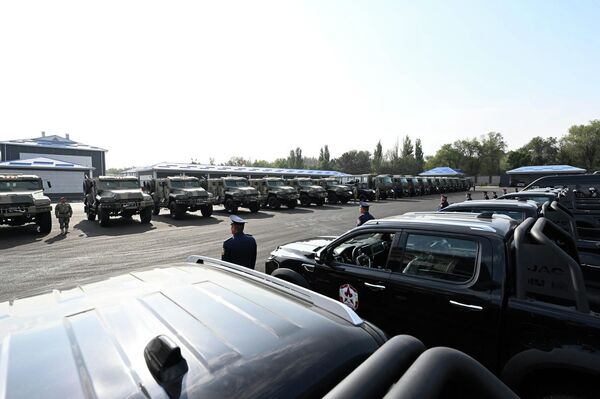 Выступая на торжественном мероприятии по случаю Дня Внутренних войск МВД КР, президент отметил, что новая инфраструктура полностью соответствует современным требованиям и обеспечит военнослужащим достойные условия - Sputnik Кыргызстан