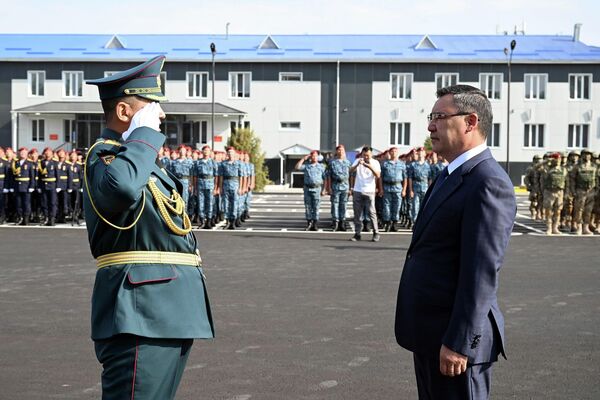 Новые здания и сооружения войсковой части № 7702 в Бишкеке открыл президент Кыргызстана Садыр Жапаров - Sputnik Кыргызстан
