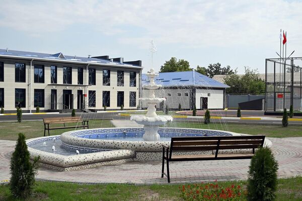 Глава КР напомнил, что прежнее здание, построенное еще в 1966 году, было рассчитано лишь на 200 военнослужащих, однако в нем работали более 300 человек, испытывая нехватку элементарных условий - Sputnik Кыргызстан