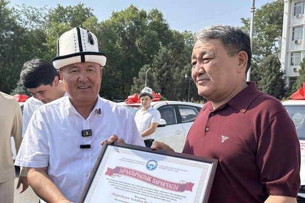 Автокөлүктөрдү Жалал-Абад облусунун Асылбек Муратбеков аттуу тургуну Жеңишбек Токторбаевге тапшырган - Sputnik Кыргызстан