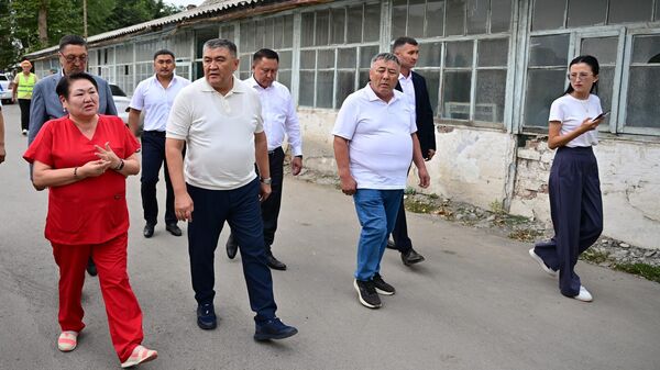 УКМК төрагасы Камчыбек Ташиев Өзгөн райондук ооруканасына барды - Sputnik Кыргызстан