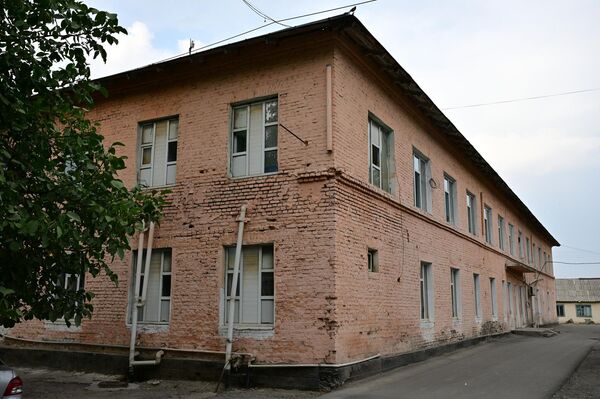 Видеодон имараттардын таптакыр жараксыз абалга келип, айрым корпустарынын эшигине кулпу илинип турганын көрүүгө болот - Sputnik Кыргызстан