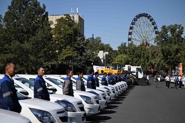 Также переданы 33 единицы спецтехники, в том числе 21 — Национальной электрической сети Кыргызстана, 12 — госпредприятию &quot;Кыргызкомур&quot; - Sputnik Кыргызстан