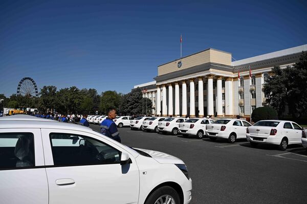 Тридцать машин &quot;Шевроле&quot; кыргызского производства переданы Минэнерго, Минсельхозу и МВД - Sputnik Кыргызстан