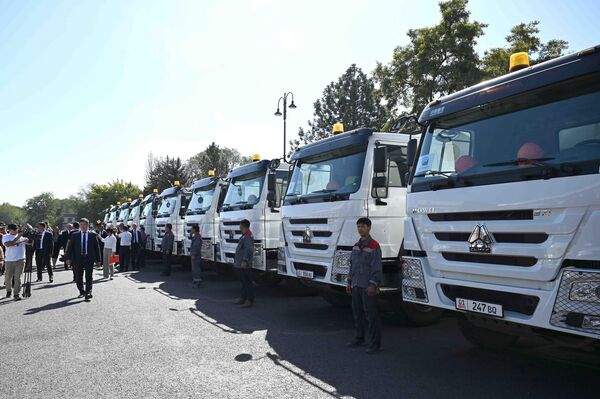 Минкаб төрагасы Адылбек Касымалиев үч министрлик менен эки органга жаңы автоунаалардын ачкычын тапшырды Минкаб төрагасы Адылбек Касымалиев үч министрлик менен эки органга жаңы автоунаалардын ачкычын тапшырды - Sputnik Кыргызстан