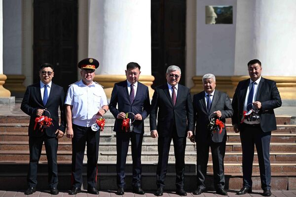 Председатель кабинета министров КР Адылбек Касымалиев вручил государственным органам ключи от 63 единиц автотранспорта - Sputnik Кыргызстан