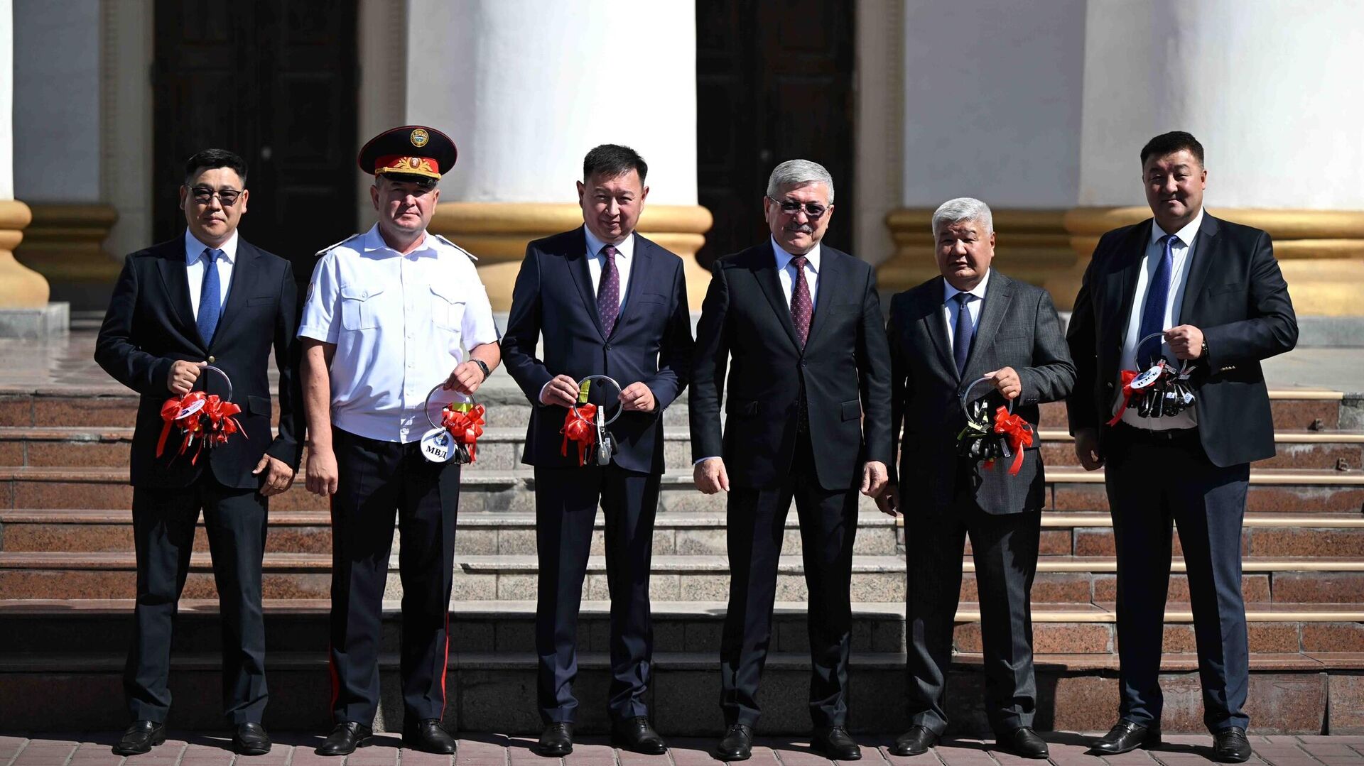 Өкмөт бир катар министрлик менен маморгандарга жаңы автоунааларды тапшырды Өкмөт бир катар министрлик менен маморгандарга жаңы автоунааларды тапшырды - Sputnik Кыргызстан, 1920, 25.08.2025