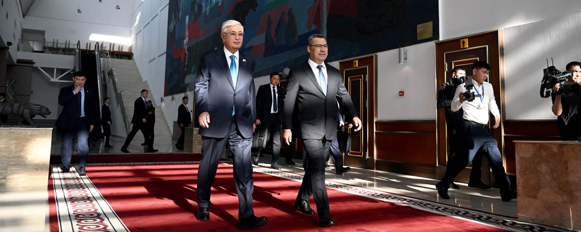 Президенты Кыргызстана и Казахстана Садыр Жапаров с Касымом-Жомартом Токаевым - Sputnik Кыргызстан, 1920, 25.08.2025