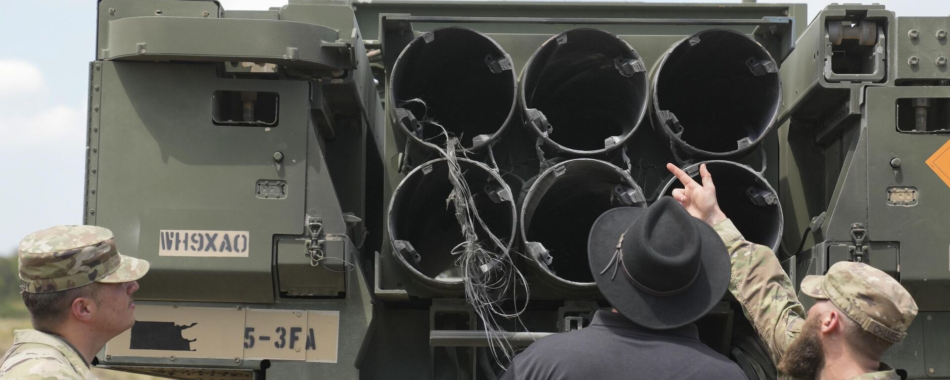 Американские солдаты осматривают высокомобильную артиллерийскую ракетную систему M142 HIMARS. Архивное фото - Sputnik Кыргызстан, 1920, 26.08.2025