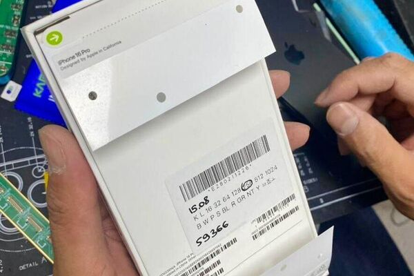 Установлено, что сотрудники торговых точек сети &quot;Мостовой&quot; совместно с мастерами по ремонту телефонов вскрывали новые телефоны с объемом памяти 256 GB и путем замены соответствующих микросхем кустарным методом увеличивали объемы памяти мобильных устройств до 1ТВ - Sputnik Кыргызстан