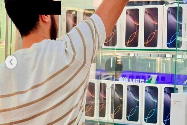 После этого телефоны запечатывались в коробки и заклеивались заводскими отрывными стикерами, изготовленными в типографиях города - Sputnik Кыргызстан