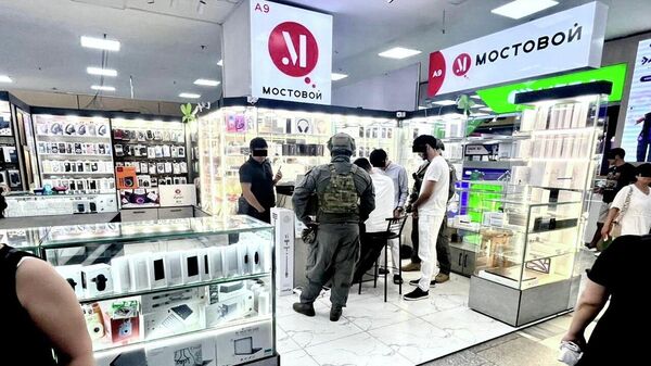 Кустарное увеличение объема памяти iPhone в ЦУМе - Sputnik Кыргызстан