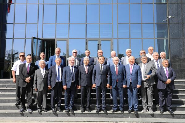 Отдельное внимание было уделено воспитанию молодежи в духе патриотизма и верности долгу - Sputnik Кыргызстан